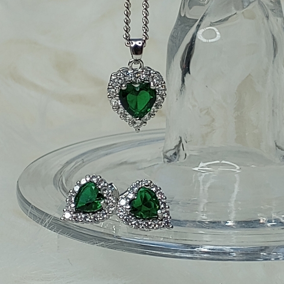 Elegant Silver and Green Heart Necklace - Picture 7 of 17